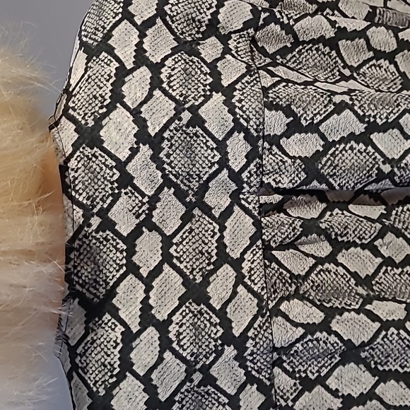 Michael Kors beautiful blouse with snake skin look size XL - Picture 6 of 7